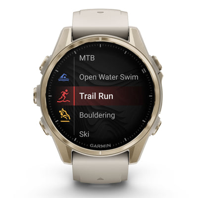 Garmin Fenix 8 Sapphire – 43 mm / AMOLED – Soft Gold mit nebelgrauem/dunklem Sandstein-Silikonarmband – Premium-Multisportuhr