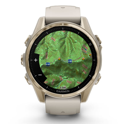 Garmin Fenix 8 Sapphire – 43 mm / AMOLED – Soft Gold mit nebelgrauem/dunklem Sandstein-Silikonarmband – Premium-Multisportuhr