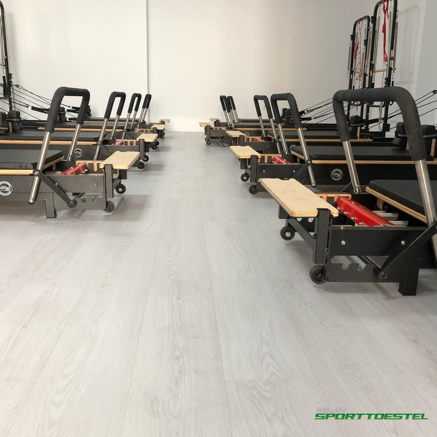 Aluminium Pilates Reformer Tower Black Edition – Platzsparend & vertikal verstaubar – Body & Exercise Pilates BE03