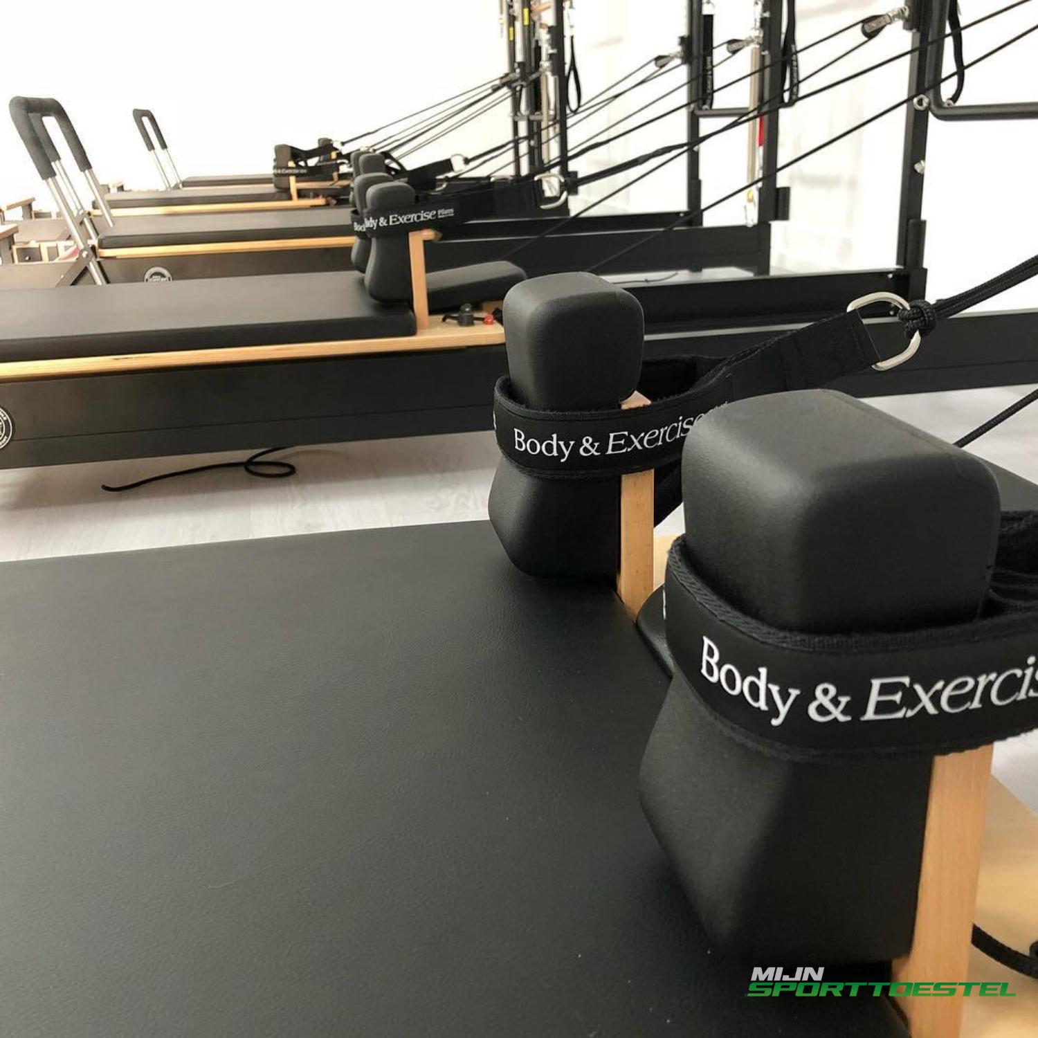 Aluminium Pilates Reformer Tower Black Edition – Platzsparend & vertikal verstaubar – Body & Exercise Pilates BE03