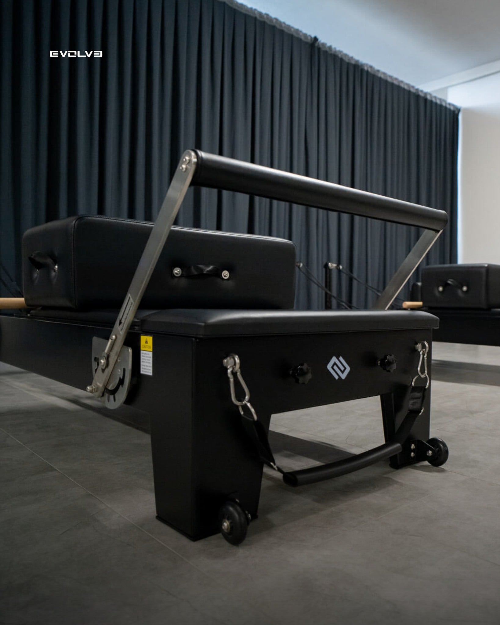 Aluminium Pilates Reformer Tower Black Edition – Platzsparend & vertikal verstaubar – Body & Exercise Pilates BE03