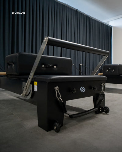 Aluminium Pilates Reformer Tower Black Edition – Platzsparend & vertikal verstaubar – Body & Exercise Pilates BE03