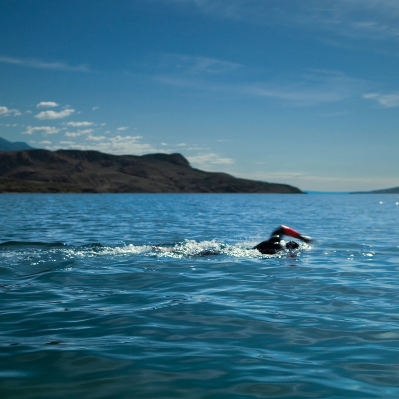 Garmin Fenix 8 Sapphire – 43 mm / AMOLED – Soft Gold mit nebelgrauem/dunklem Sandstein-Silikonarmband – Premium-Multisportuhr