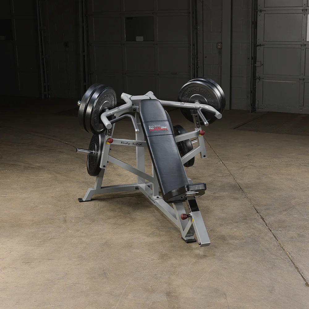 Schrägbankdrücken – Pro Clubline LVIP – Gewichtsscheiben beladen