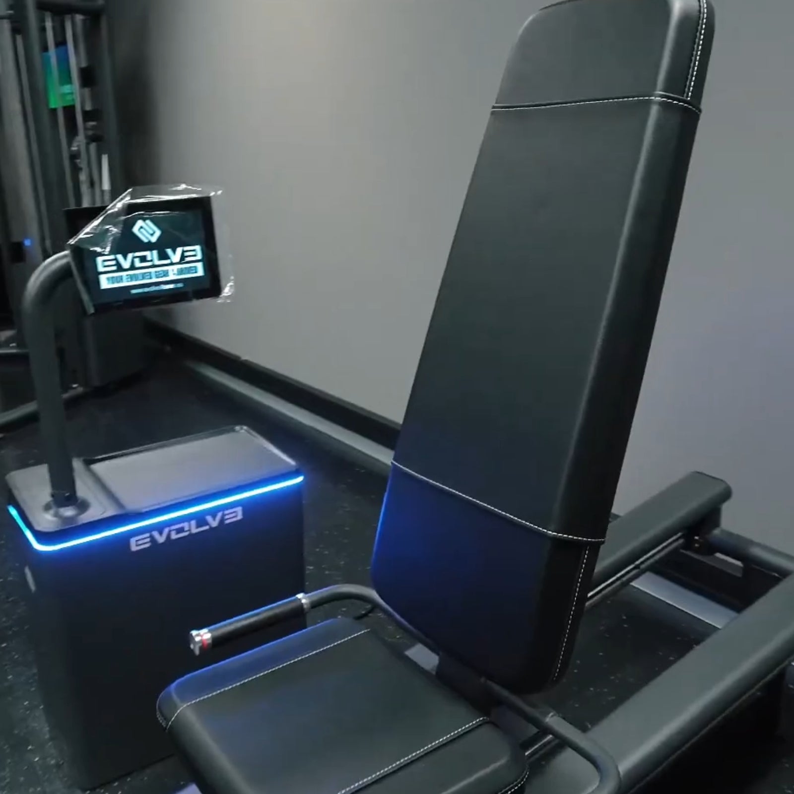 Digitale Beinpresse im Sitzen – Evolve Fitness Digital Strength DS-411 mit Gewichtsverlagerung