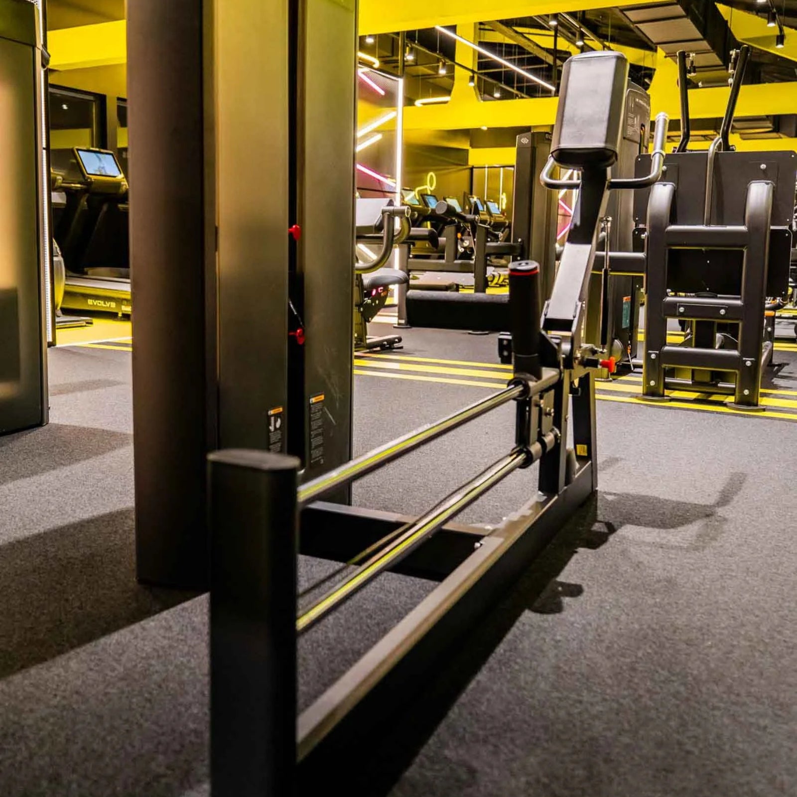 Gewichtsunterstützte Klimmzugmaschine - Evolve Fitness Prime Series PR-214 mit Gewichtsauswahl