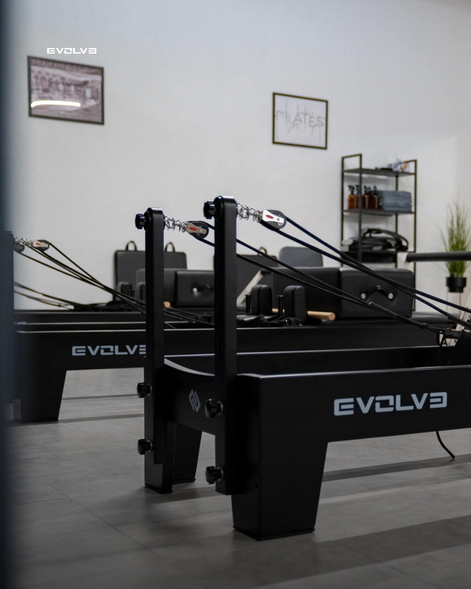 Aluminium Pilates Reformer Tower Black Edition – Platzsparend &amp; vertikal verstaubar – Body &amp; Exercise Pilates BE03