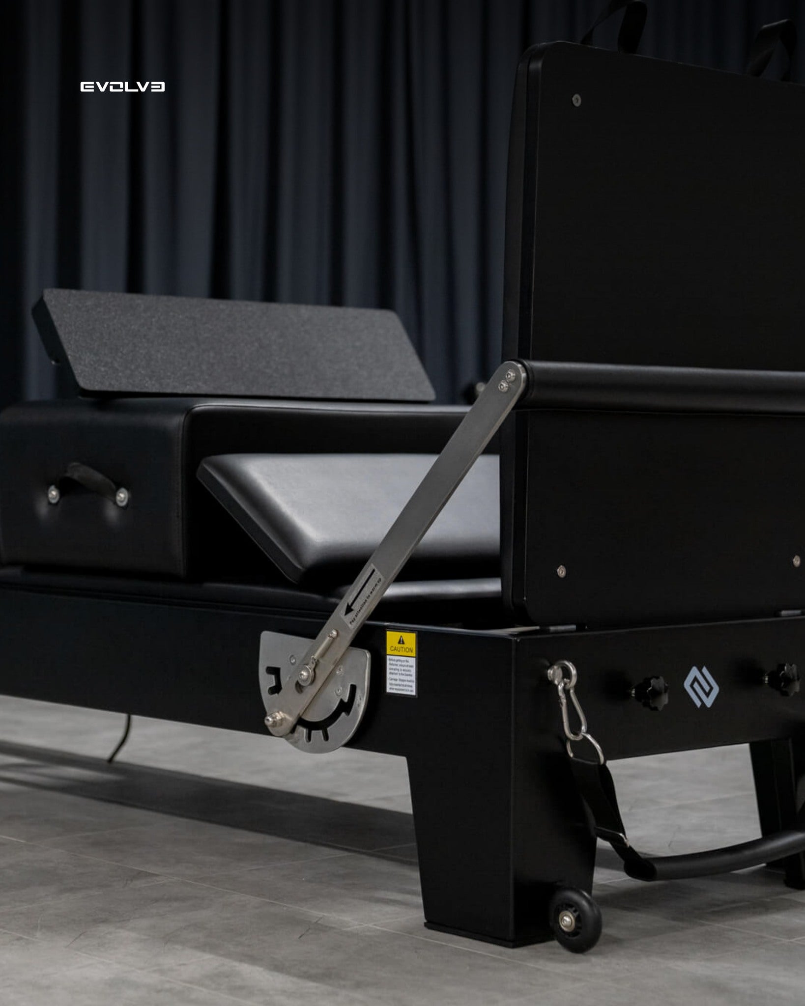 Aluminium Pilates Reformer Tower Black Edition – Platzsparend &amp; vertikal verstaubar – Body &amp; Exercise Pilates BE03