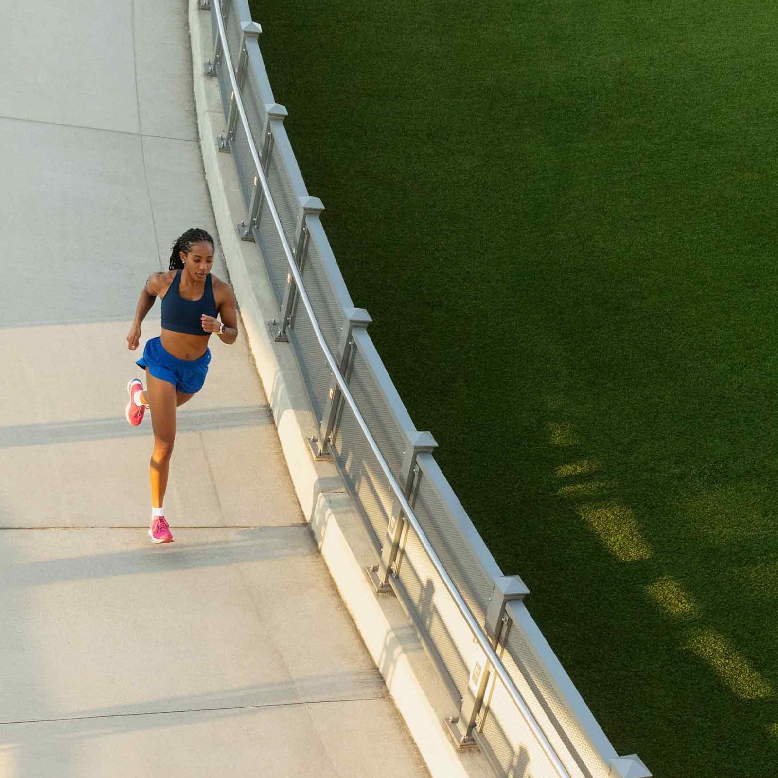 Garmin Forerunner 570 – 42 mm – Premium-Laufuhr – Schiefergraues Aluminium mit transparentem schwarz/schwarzem Armband