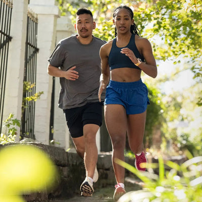 Garmin Forerunner 570 – 42 mm – Premium-Laufuhr – Schiefergraues Aluminium mit transparentem schwarz/schwarzem Armband