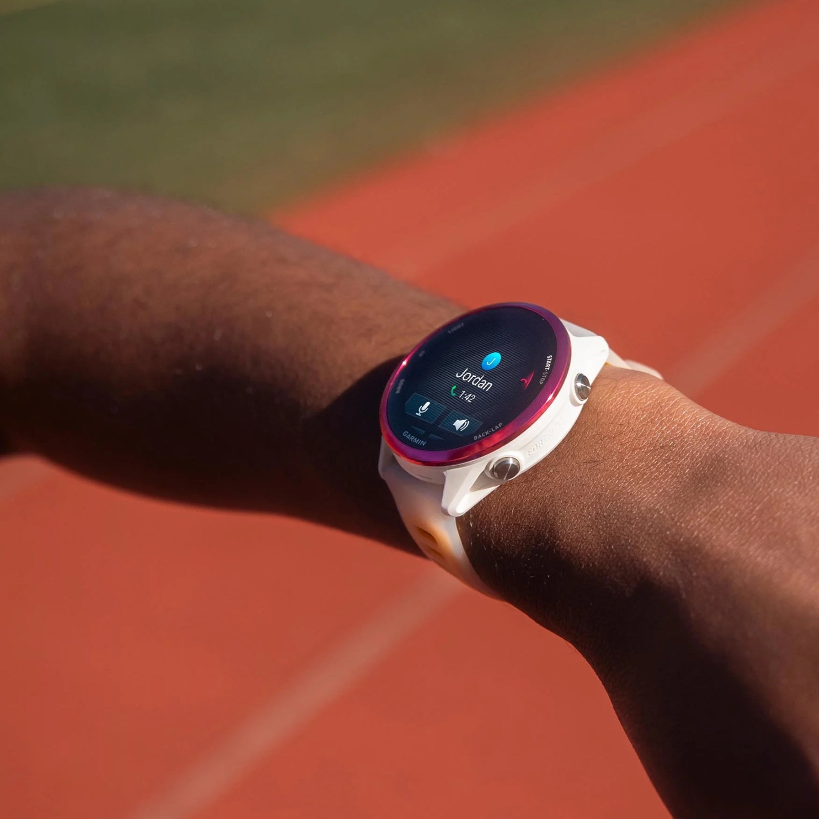 Garmin Forerunner 570 – 42 mm – Premium-Laufuhr – Himbeer-Aluminium mit transparentem Knochen-/Mango-Armband