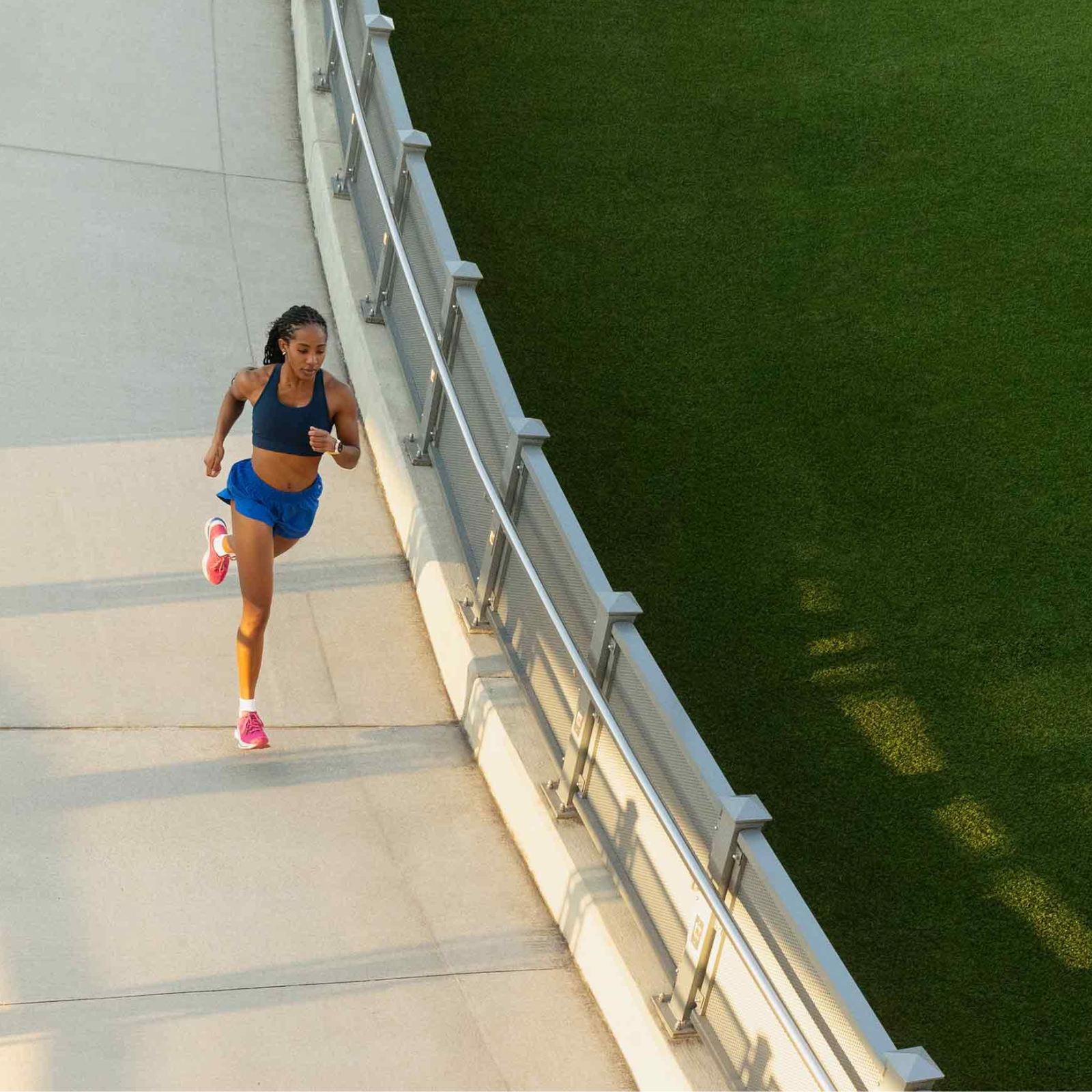 Garmin Forerunner 570 – 47 mm – Premium-Laufuhr – Schiefergraues Aluminium mit transparentem schwarz/schwarzem Armband