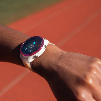 Garmin Forerunner 570 – 47 mm – Premium-Laufuhr – Schiefergraues Aluminium mit transparentem schwarz/schwarzem Armband