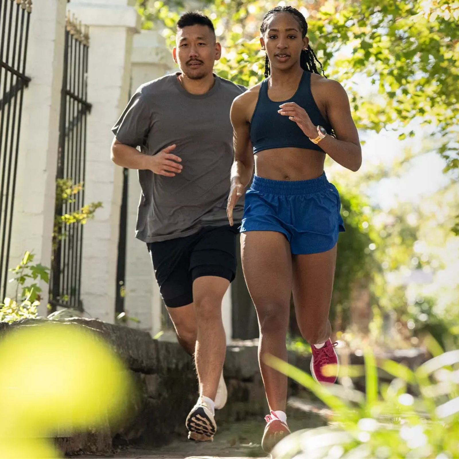 Garmin Forerunner 570 – 47 mm – Premium-Laufuhr – Schiefergraues Aluminium mit transparentem schwarz/schwarzem Armband