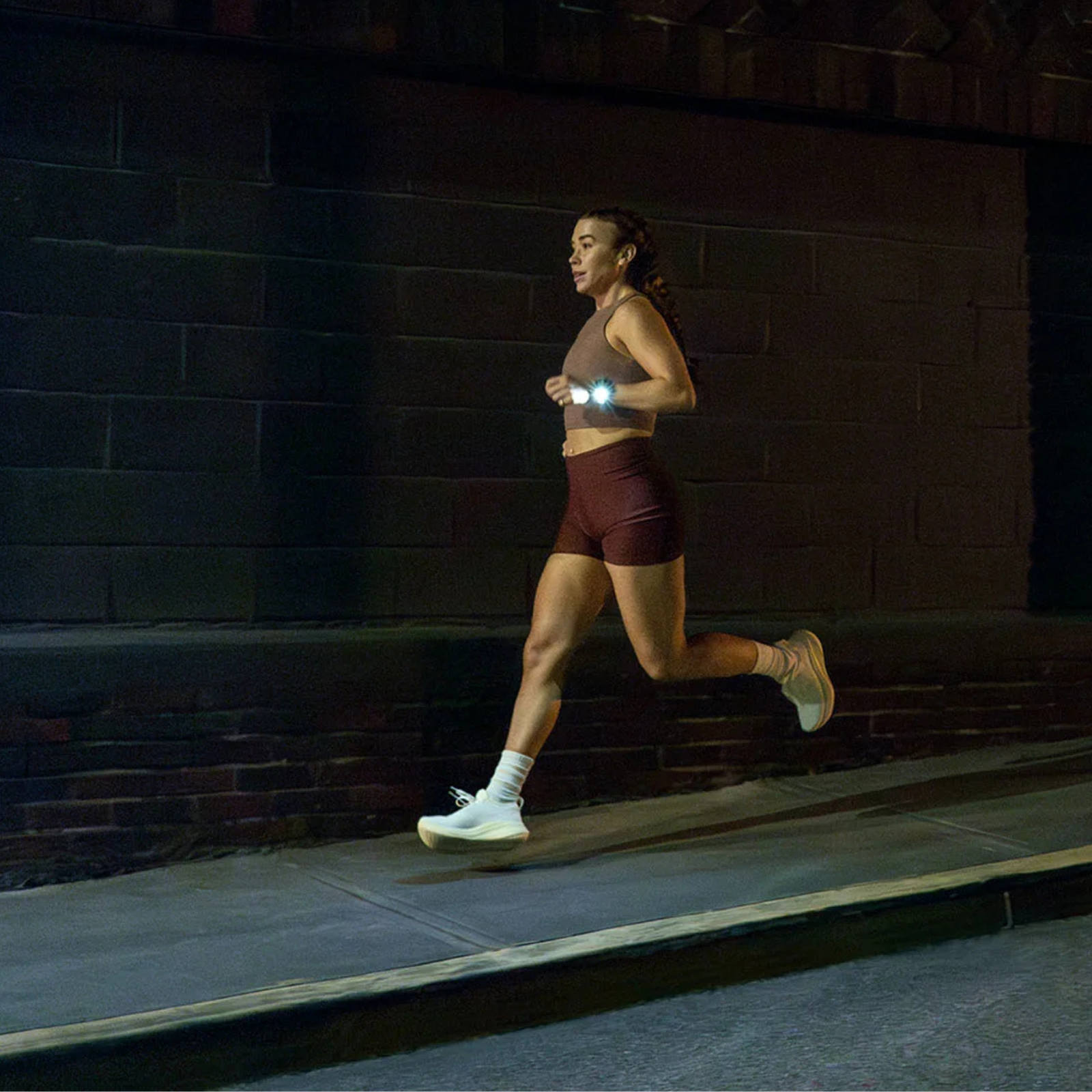 Garmin Forerunner 970 – 47 mm – Premium-Laufuhr – Carbongraues DLC-Titan mit schwarzem Gehäuse und schwarz/transparentem Whitestone-Armband