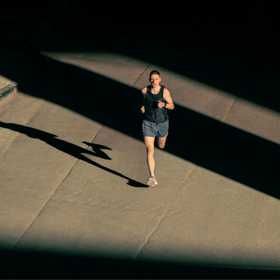 Garmin Forerunner 970 – 47 mm – Premium-Laufuhr – Carbongraues DLC-Titan mit schwarzem Gehäuse und schwarz/transparentem Whitestone-Armband