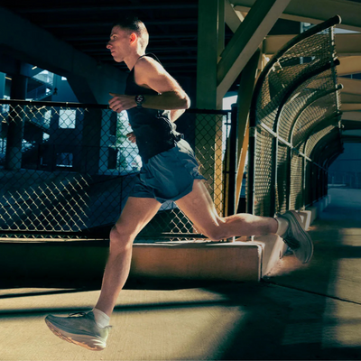 Garmin Forerunner 970 – 47 mm – Premium-Laufuhr – Carbongraues DLC-Titan mit schwarzem Gehäuse und schwarz/transparentem Whitestone-Armband