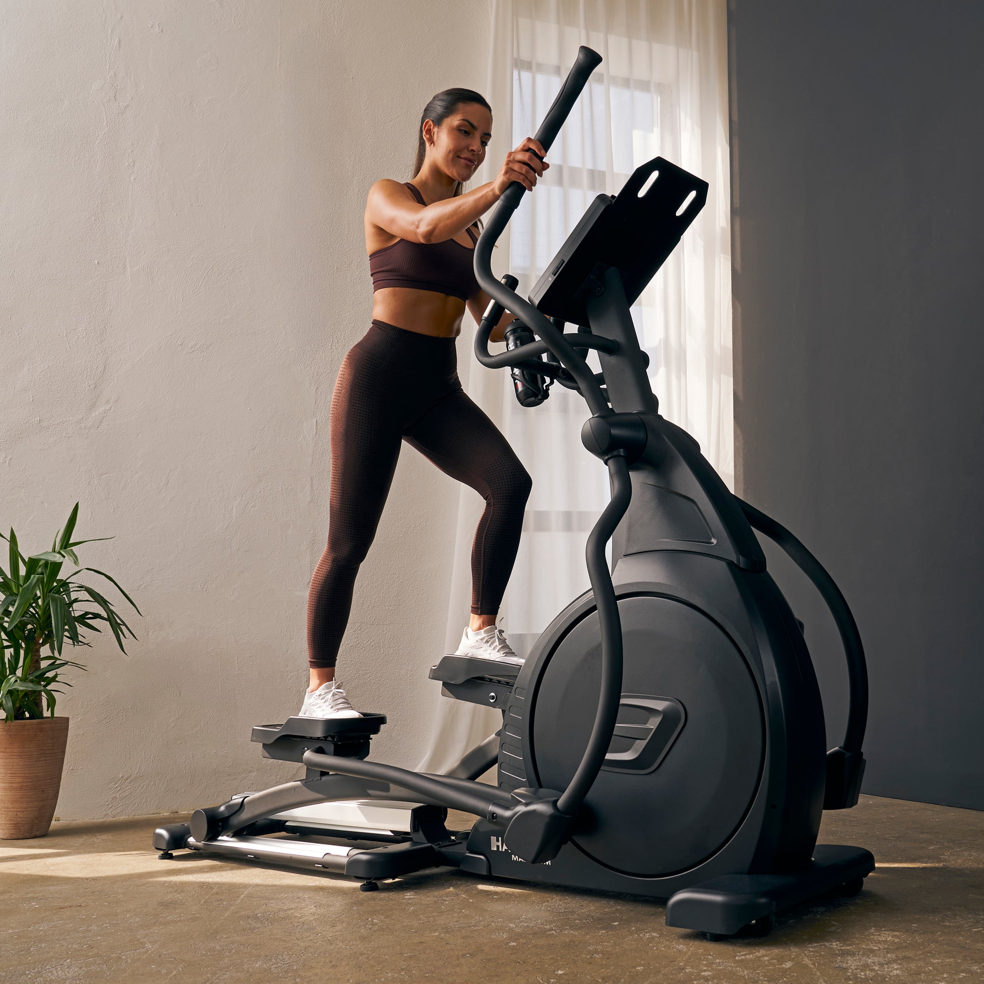 Hammer Maximum EL8000 professioneller Crosstrainer mit 10,1"-Touchscreen-Display