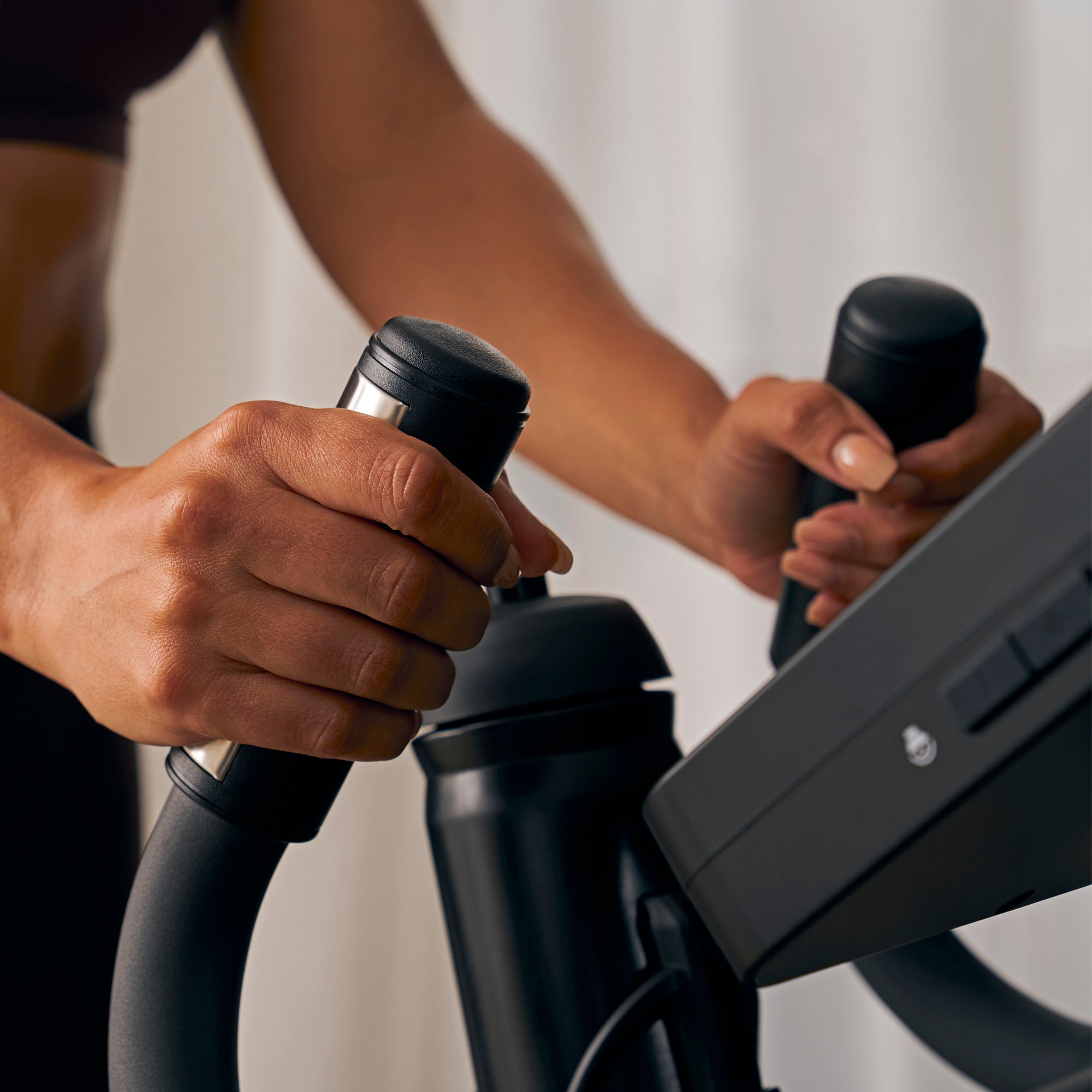 Hammer Maximum EL8000 professioneller Crosstrainer mit 10,1"-Touchscreen-Display