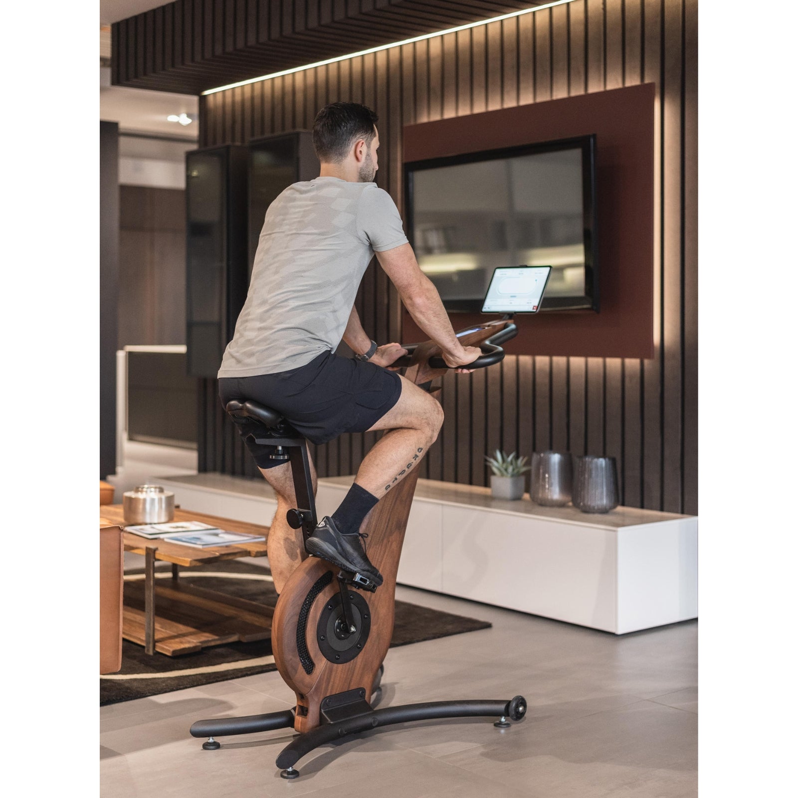 NOHRD Bike V2 Club Indoor-Fahrrad mit integriertem Touchscreen – Eiche gebeizt – Kostenlose Installation