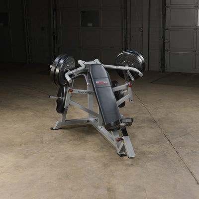 Schrägbankdrücken – Pro Clubline LVIP – Gewichtsscheiben beladen