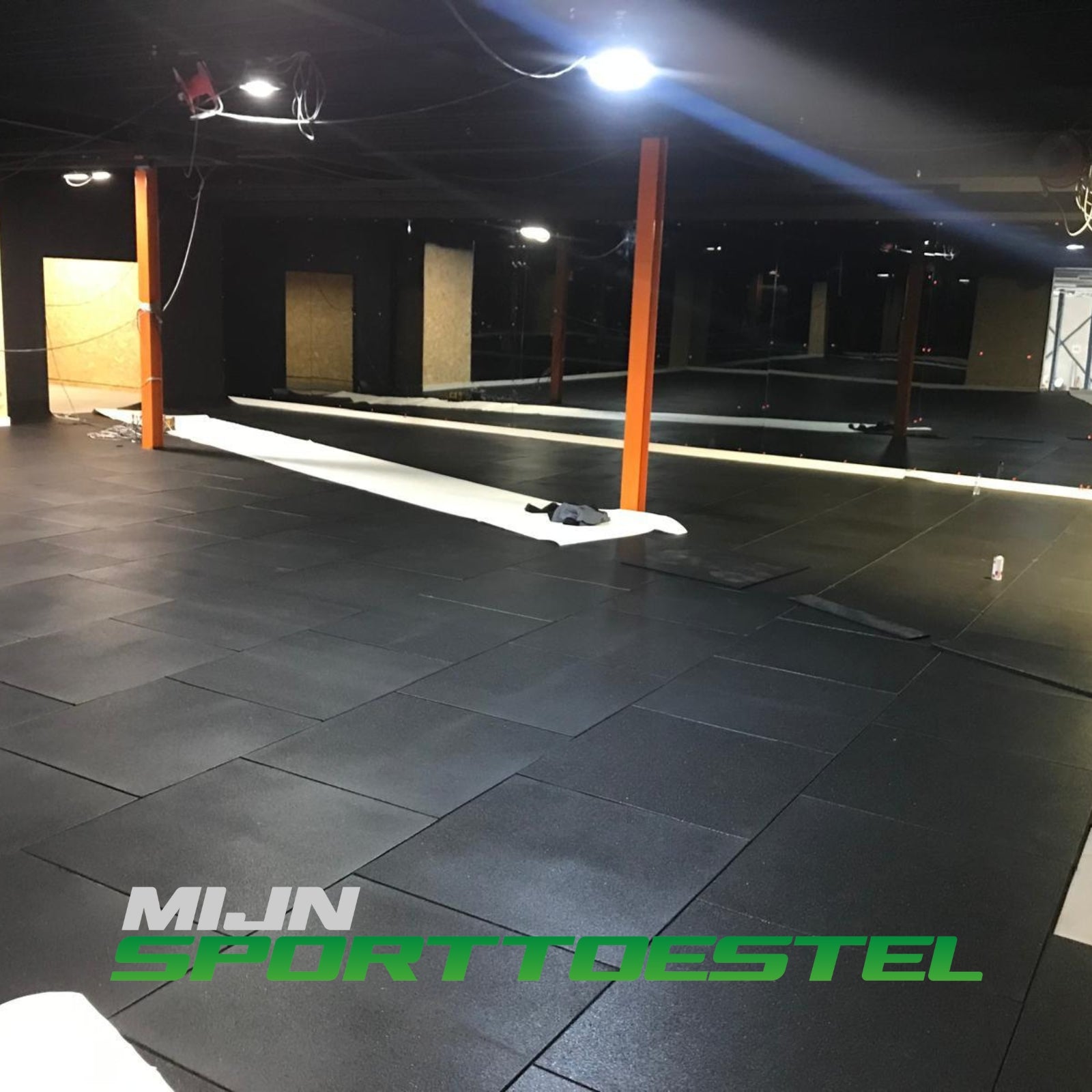 Gummi 100 x 100 x 1,5 cm Bodenelemente / Sportboden für Sport- &amp; Fitnessbereiche - jetzt mit kostenloser Verlegung